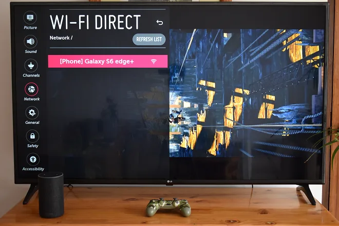 The image illustrates a TV displaying on screen the devices connected by Wi-Fi Direct.